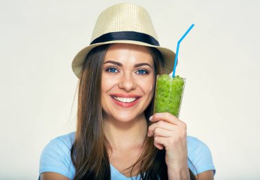 Yüz kadar güler yüzlü tutan gülümseyen kadın portresi kapatın 