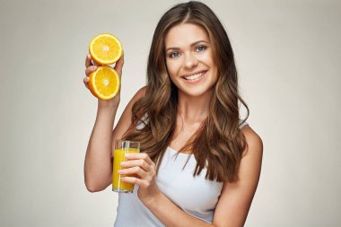 cam portakal yarısı ile tutan kadın 