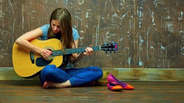 Güzel genç kadın oyun gitar
