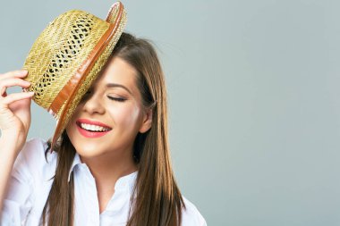 Genç gülümseyen kadın şapkası arkasında yüz gizleme.