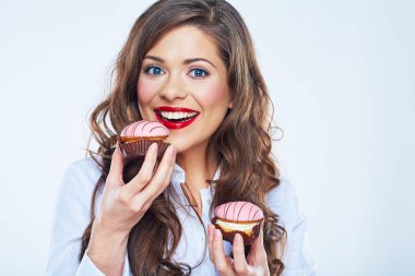 Genç kadın pasta yiyor. Güzel bir kadın portresi kapatın