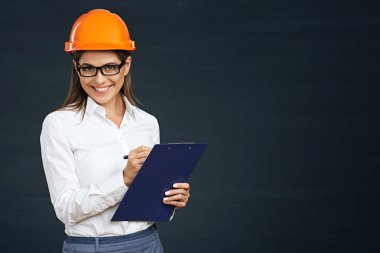 kadın mimar panoda yazıyor. 