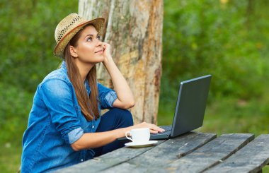 kahve içme ve dizüstü kullanan kadın