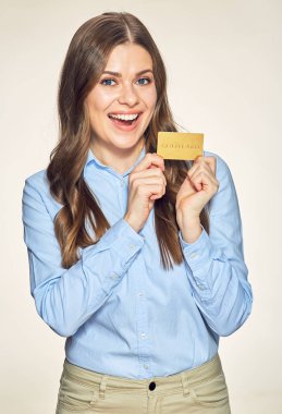 Kredi kartı tutan kadın.