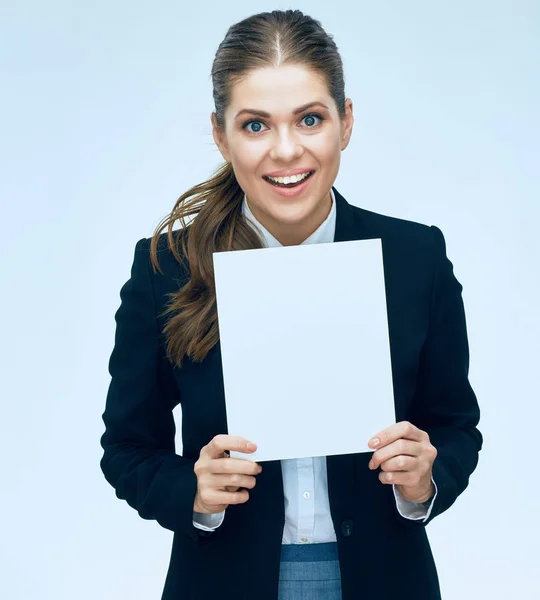 Sorrindo mulher trabalhador de escritório segurando placa de publicidade branca . — Fotografia de Stock