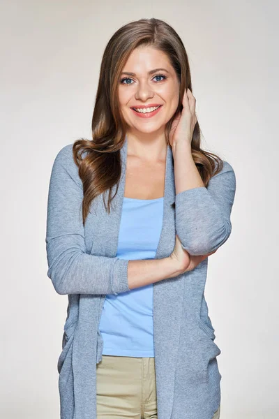 Geïsoleerde portret van jonge lachende casual geklede vrouw. — Stockfoto