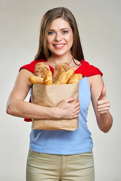 女人抱着纸袋用面包 — 图库照片