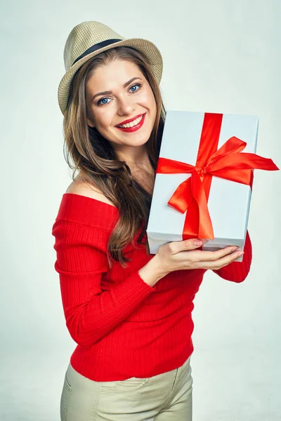 Woman in straw hat holding gift box — Stock Photo, Image