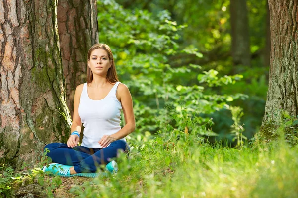 Donna che fa esercizio di yoga fitness — Foto Stock