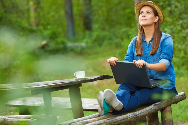 kahve içme ve dizüstü kullanan kadın