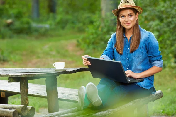 kahve içme ve dizüstü kullanan kadın
