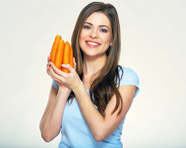 Femme tenant des carottes mûres — Photo