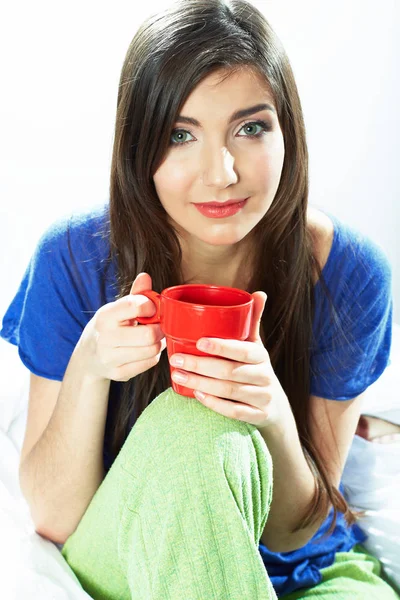 Mujer en pijama ropa de salón sentado con taza de café rojo — Foto de Stock