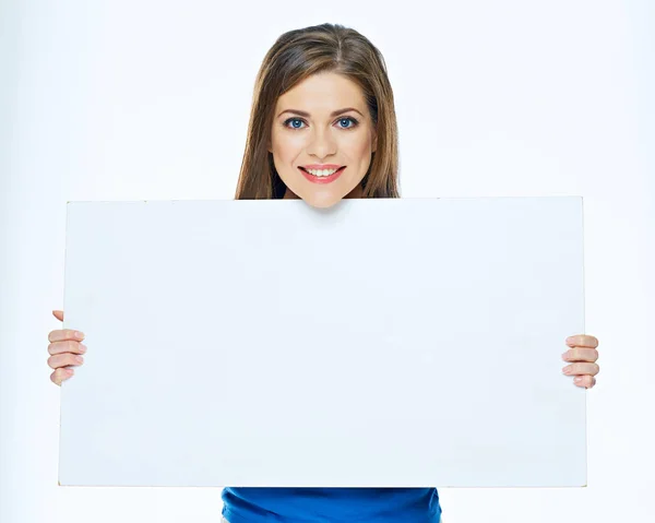 広告ボードを持って笑顔の女性 — ストック写真