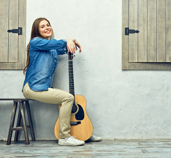 Vrouw leunend op akoestische gitaar — Stockfoto