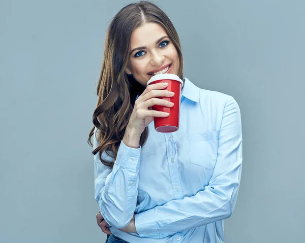 Smiling business woman drink coffee from red coffee glass — Stock Photo, Image