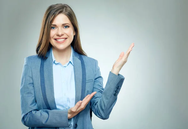 Vrouw in pak handen wijzen op kopie ruimte — Stockfoto