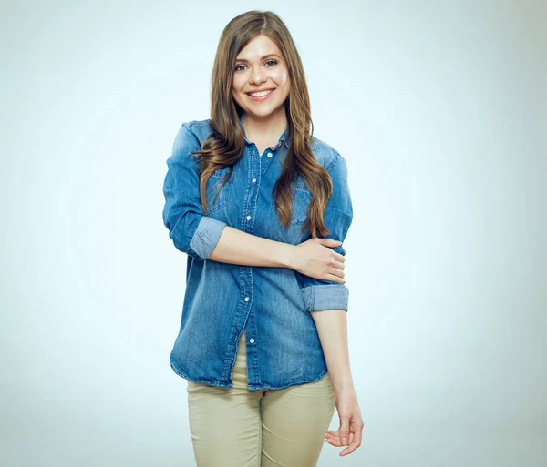 Sonriente chica de pie sobre fondo gris . — Foto de Stock