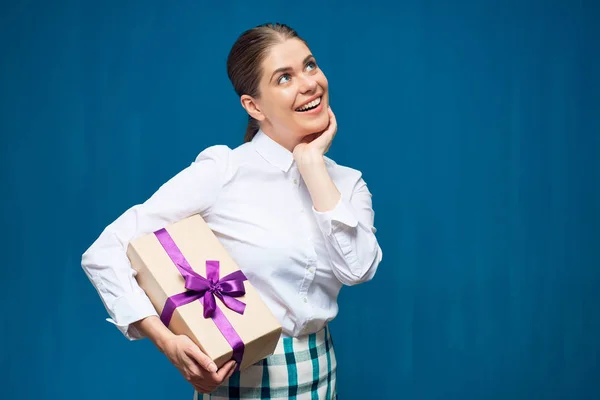 Affärskvinna som håller papper presentbox — Stockfoto