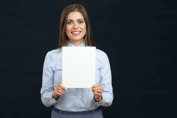 Affärskvinna som håller emty tecken styrelse. — Stockfoto