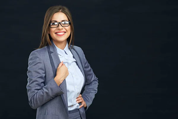 Sorrindo retrato de mulher de negócios moderna contra preto — Fotografia de Stock