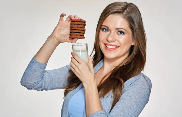 Donna in possesso di vetro di latte e biscotti — Foto Stock