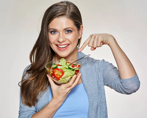 Молодая женщина ест овощной салат — стоковое фото