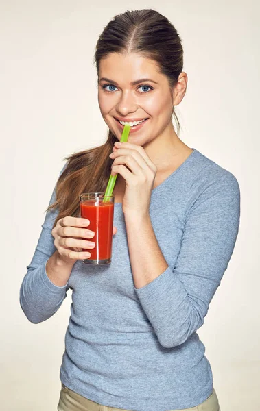 Усміхнена жінка п'є червоний сік — стокове фото