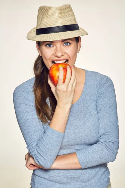 Glückliche Frau beißt in roten Apfel. — Stockfoto