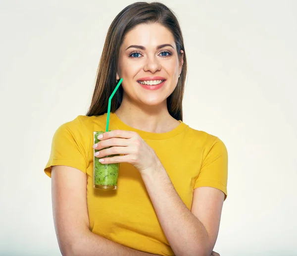 Mujer sosteniendo vaso con jugo — Foto de Stock