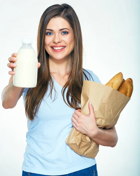 Glimlachend gelukkige vrouw die papieren tas met brood en melk toont — Stockfoto