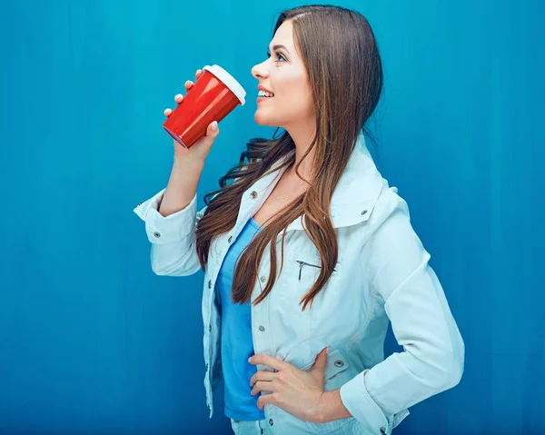 Ung kvinna dricka kaffe från rött glas. — Stockfoto