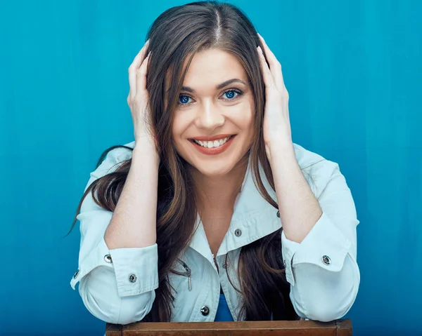 Portret van het gezicht van mooie vrouw aanraken van lang haar. — Stockfoto