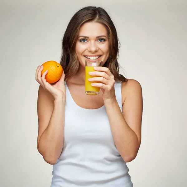 Улыбающаяся женщина держит стакан с апельсиновым соком — стоковое фото