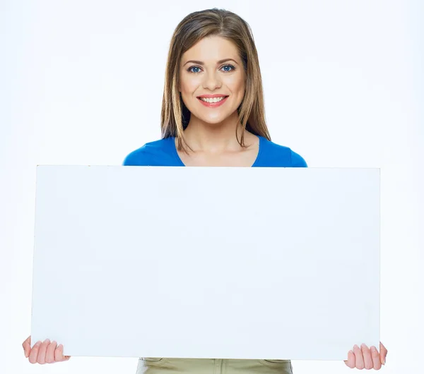 Mujer sonriente sosteniendo tablero publicitario —  Fotos de Stock