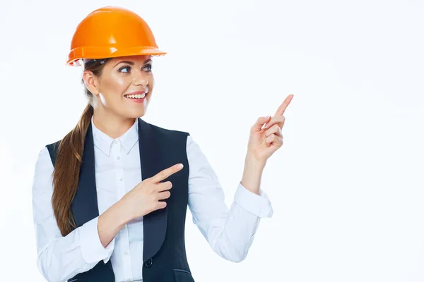 Konstruktor Kobieta w kasku wskazuje palcem na miejsce — Zdjęcie stockowe