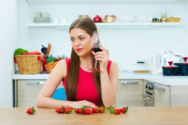 Kadın kırmızı şarap yalnız içer