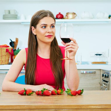 Pan tutan gülümseyen kadın