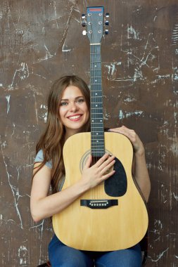 gitar ile gülümseyen kadın 