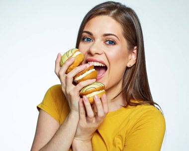 Macaron Fransız pasta yediğine mutlu kadın portresi yüz kadar kapatın