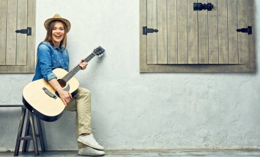 Gitar ile mutlu genç kadın