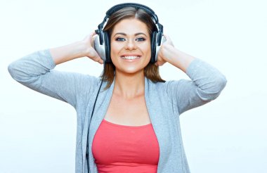 Gülümseyen modeli. genç kadın kulaklık ile müzik dinlemek