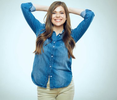 Gri arka plan karşı gülümseyen kız ayakta.