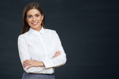 Kollarını kavuşturmuş gülümseyen iş kadını.