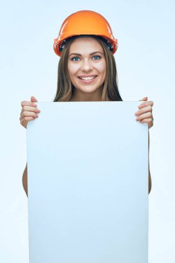 Gülümseyen giyen kadın beyaz banne tutan Oluşturucusu kask korumak