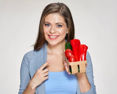 Kadın holding sepet sebzeli 