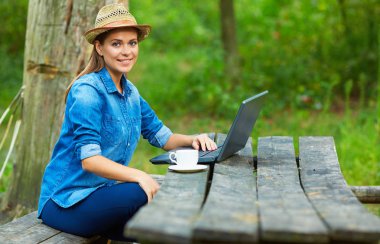 kahve içme ve dizüstü kullanan kadın