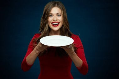 plaka tutarak Kırmızı elbiseli kadın 