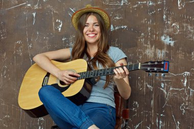 Hasır şapka müzik genç kadın