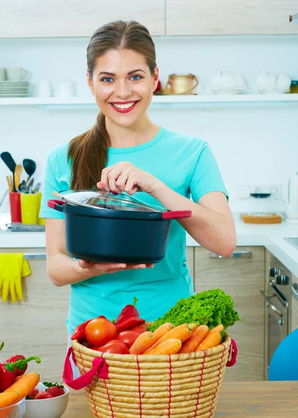 Улыбающаяся женщина держит сковороду — стоковое фото